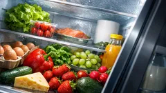 Kühlschrank stinkt? So hilft der Toilettenpapier-Trick gegen Feuchtigkeit und Muff