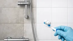 Duschfugen reinigen: 7 schnelle Methoden, die wirklich helfen